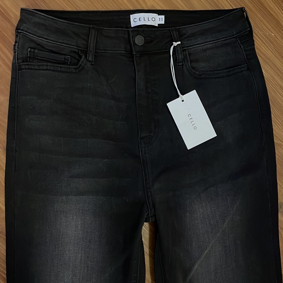 ☃️BOGO50%☃️ 🆕🖤CELLO: BLACK Flare Pull Up Jeans Size 11/30 - Picture 5 of 8
